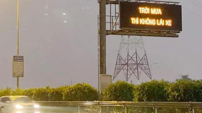 VECE xin loi ve dong chu 'Troi mua thi khong lai xe' tren cao toc hinh anh