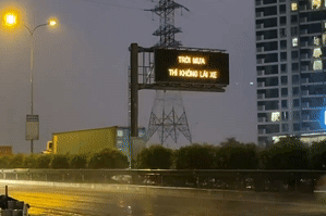 Tai xe giat minh voi thong bao ‘Troi mua thi khong lai xe’ hinh anh