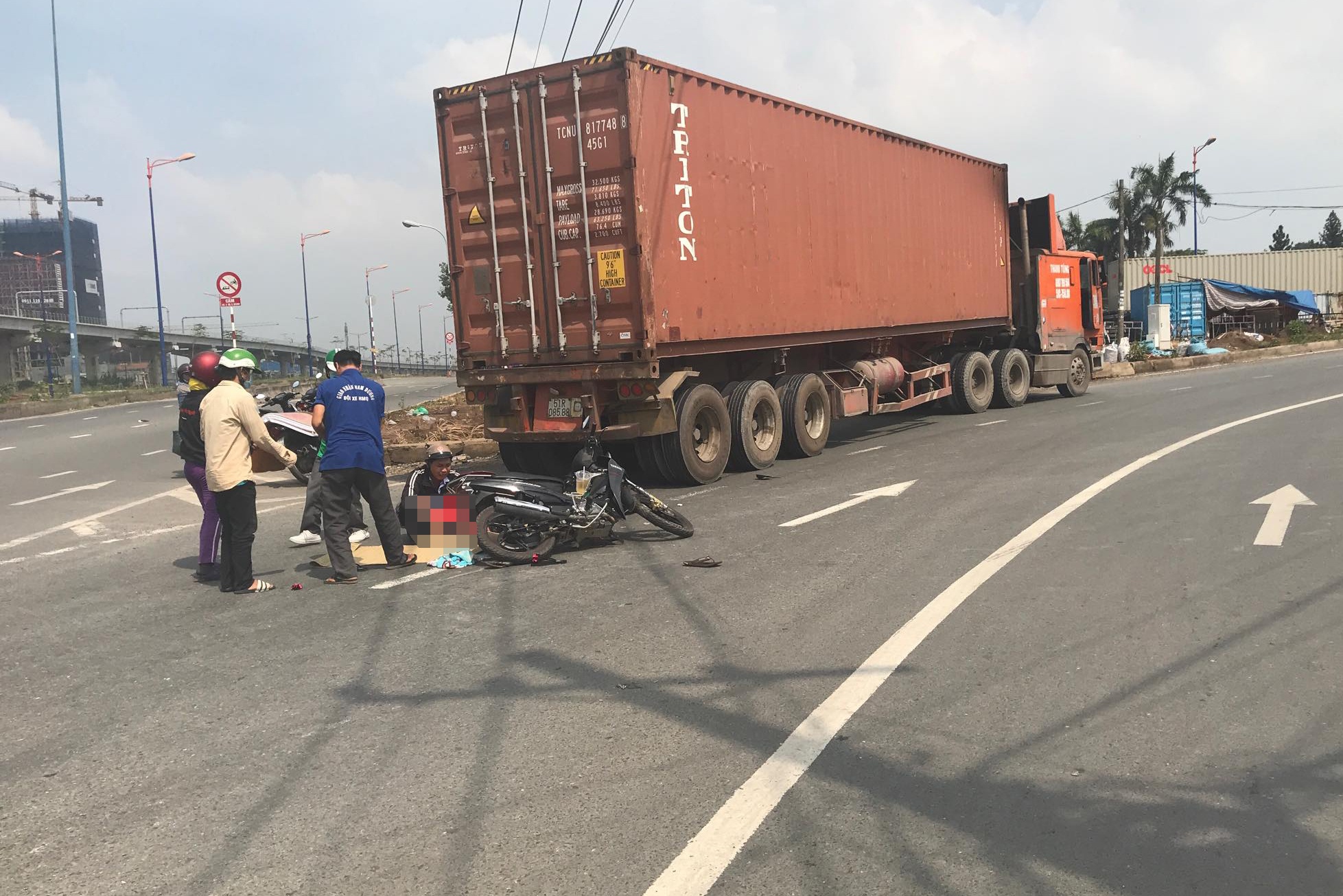 container cán chết người ảnh 1 container can chet nguoi anh 1