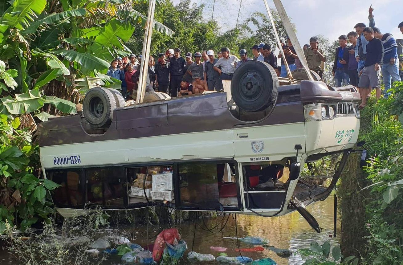 Xe khach lao xuong song, 7 nguoi thoat chet hinh anh