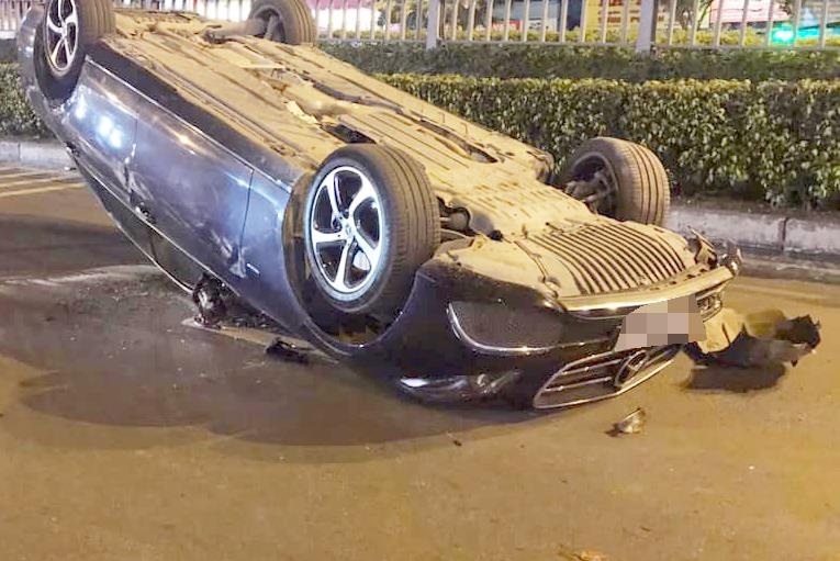 Mercedes lat ngua sau tai nan, tai xe thoat chet hinh anh