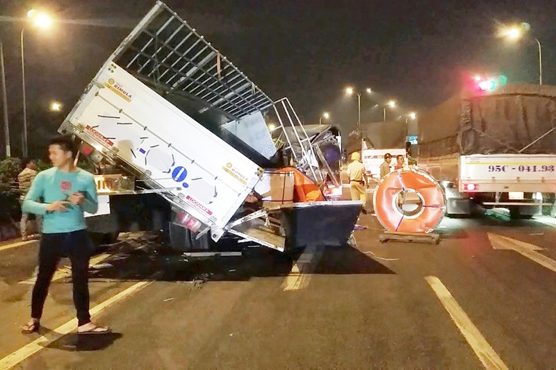 cuộn thép rơi xuống đường ảnh 1 cuon thep roi xuong duong anh 1