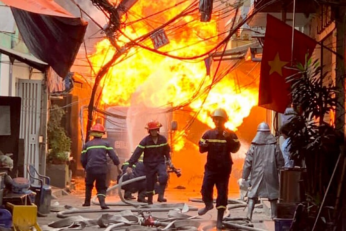 Lua thieu rui cua hang gas anh 1