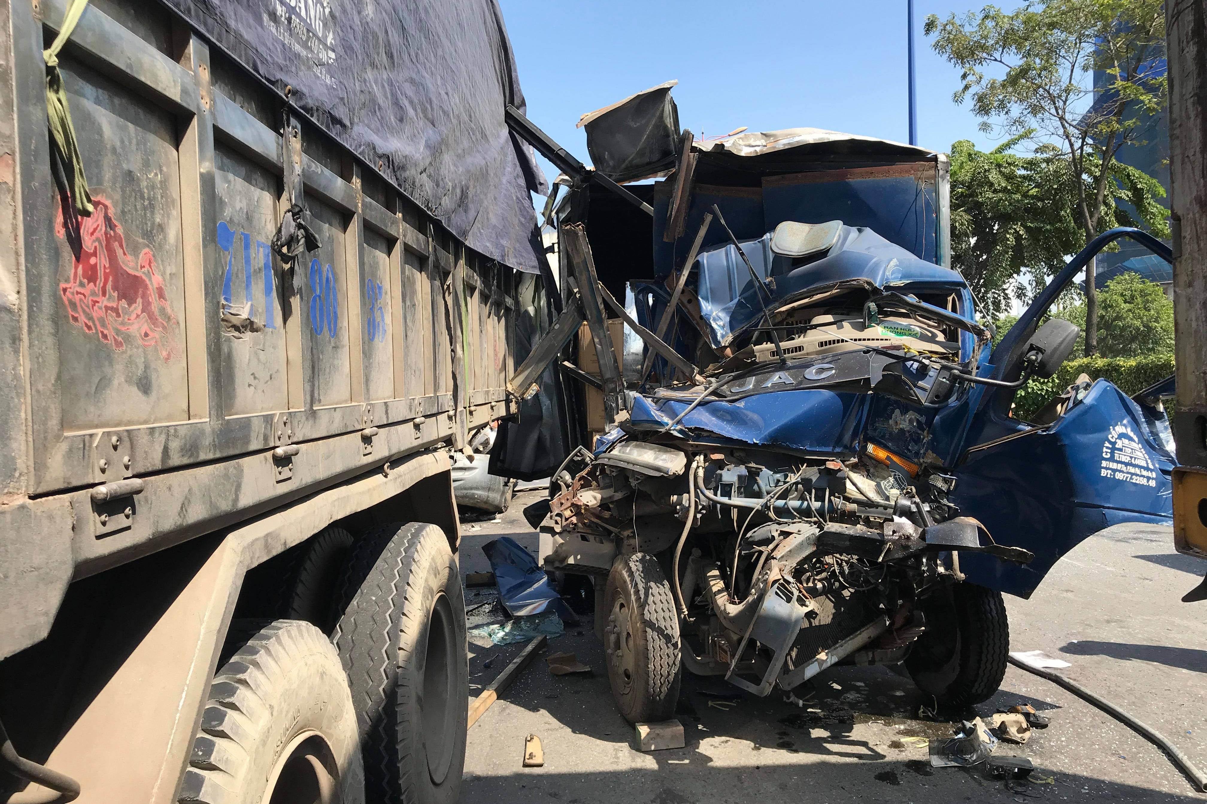 Oto container tong loat xe cho den do, phu lai chet trong cabin hinh anh