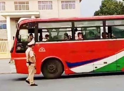 Chui CSGT, tai xe bi phat 2,5 trieu dong hinh anh