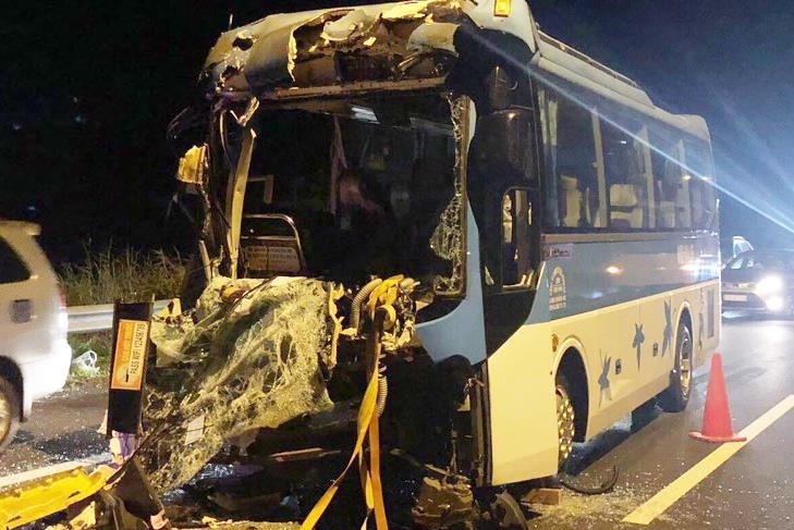 Oto khach nat buom khi huc xe dau keo tren cao toc TP.HCM - Dau Giay hinh anh