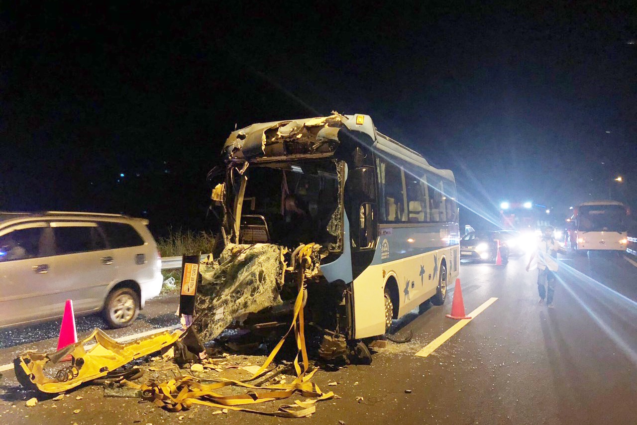 xe khách húc đuôi container ảnh 1 xe khach huc duoi container anh 1