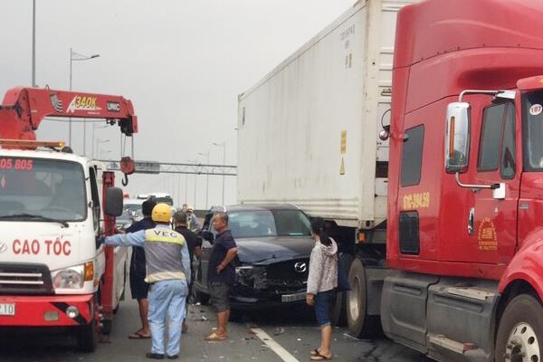 Cao toc TP.HCM - Dau Giay un tac 10 km sau tai nan lien hoan hinh anh