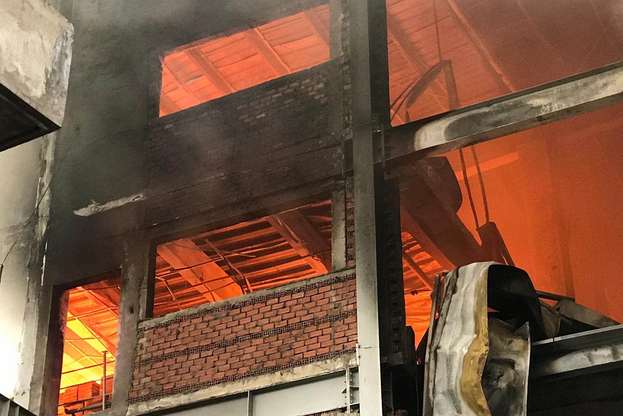 Chay cong ty san xuat banh keo, nhieu cong nhan thao chay hinh anh