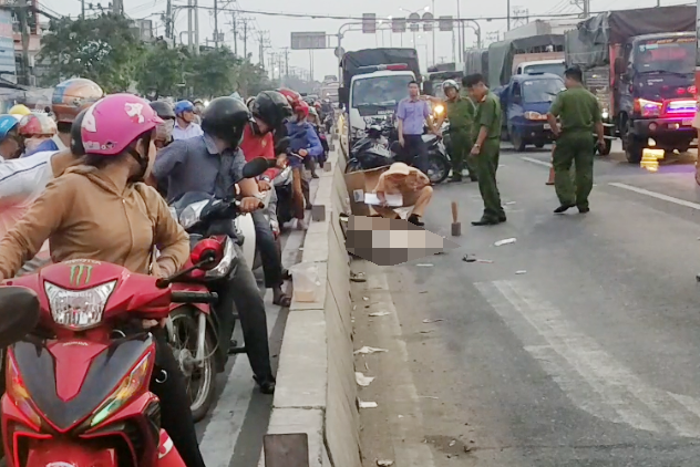 nguoi dan ong chet trong lan oto anh 1