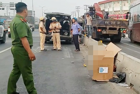 Phat hien nguoi dan ong tu vong tren quoc lo hinh anh