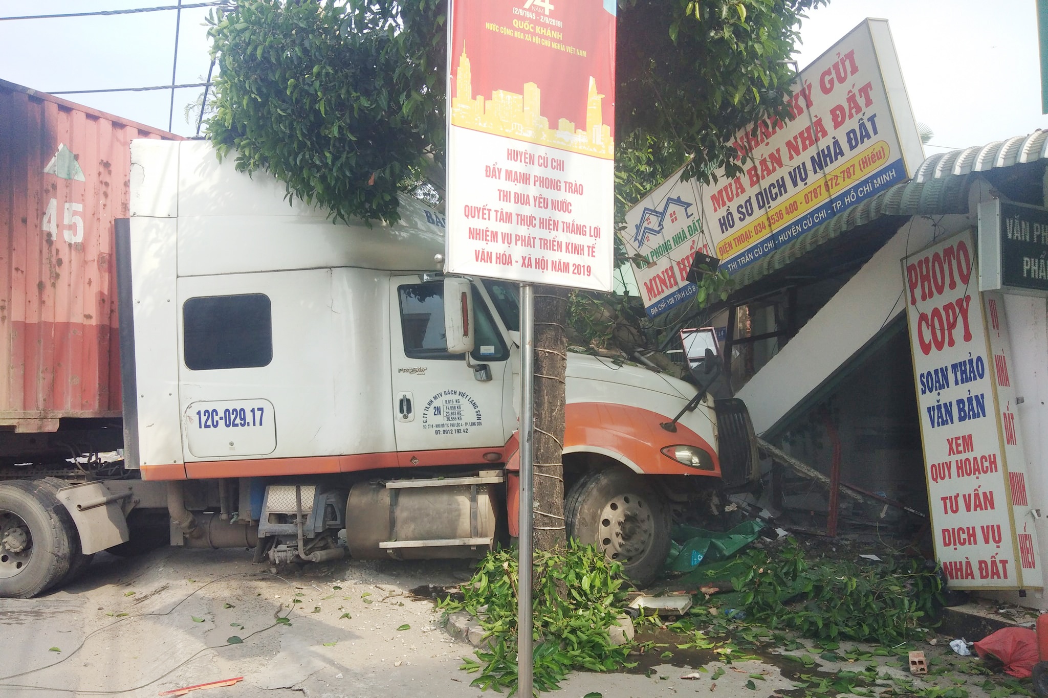 xe đầu kéo tông sập nhà ảnh 1 xe dau keo tong sap nha anh 1