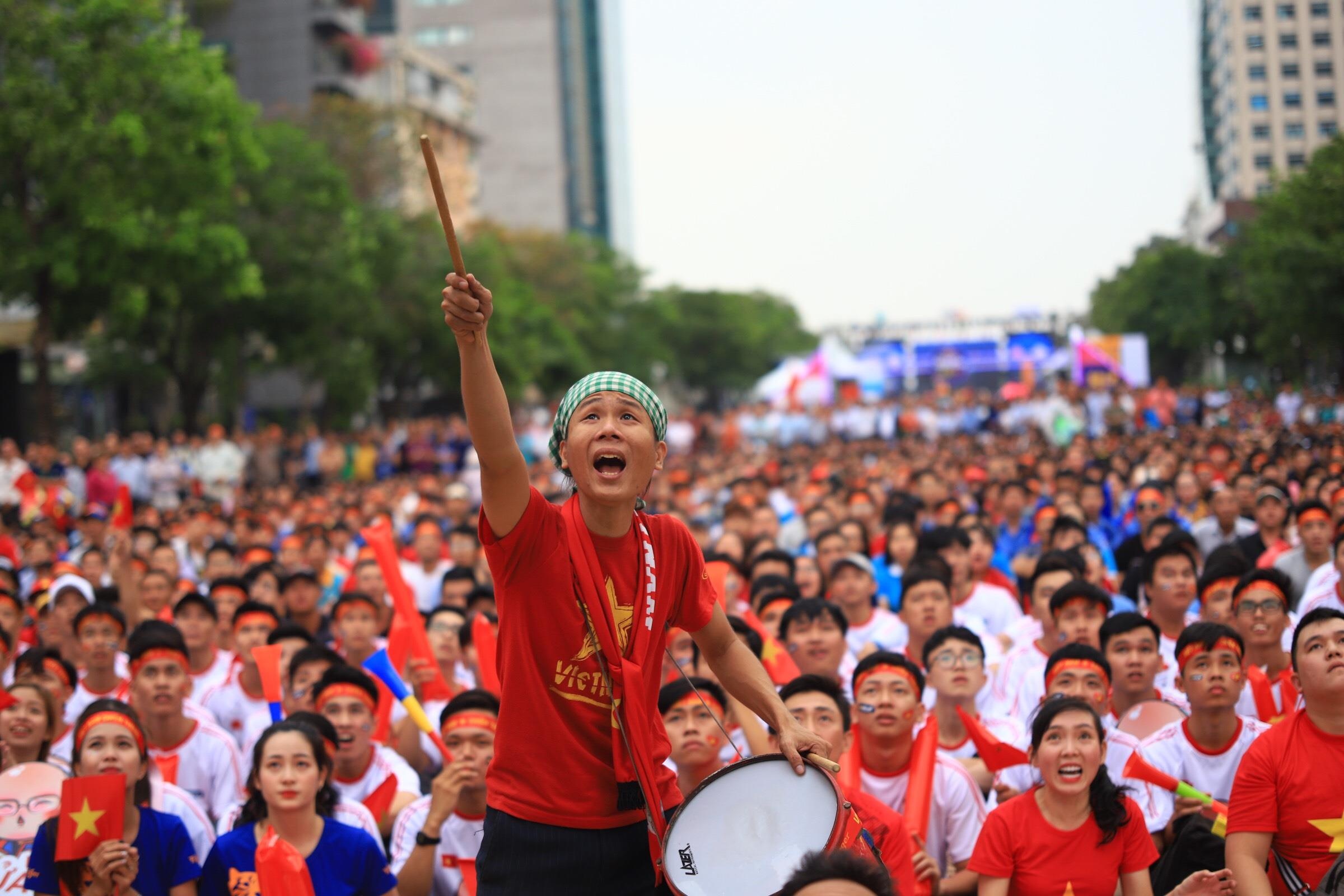 Co dong vien o pho di bo Nguyen Hue an mung khi Tien Linh ghi ban hinh anh