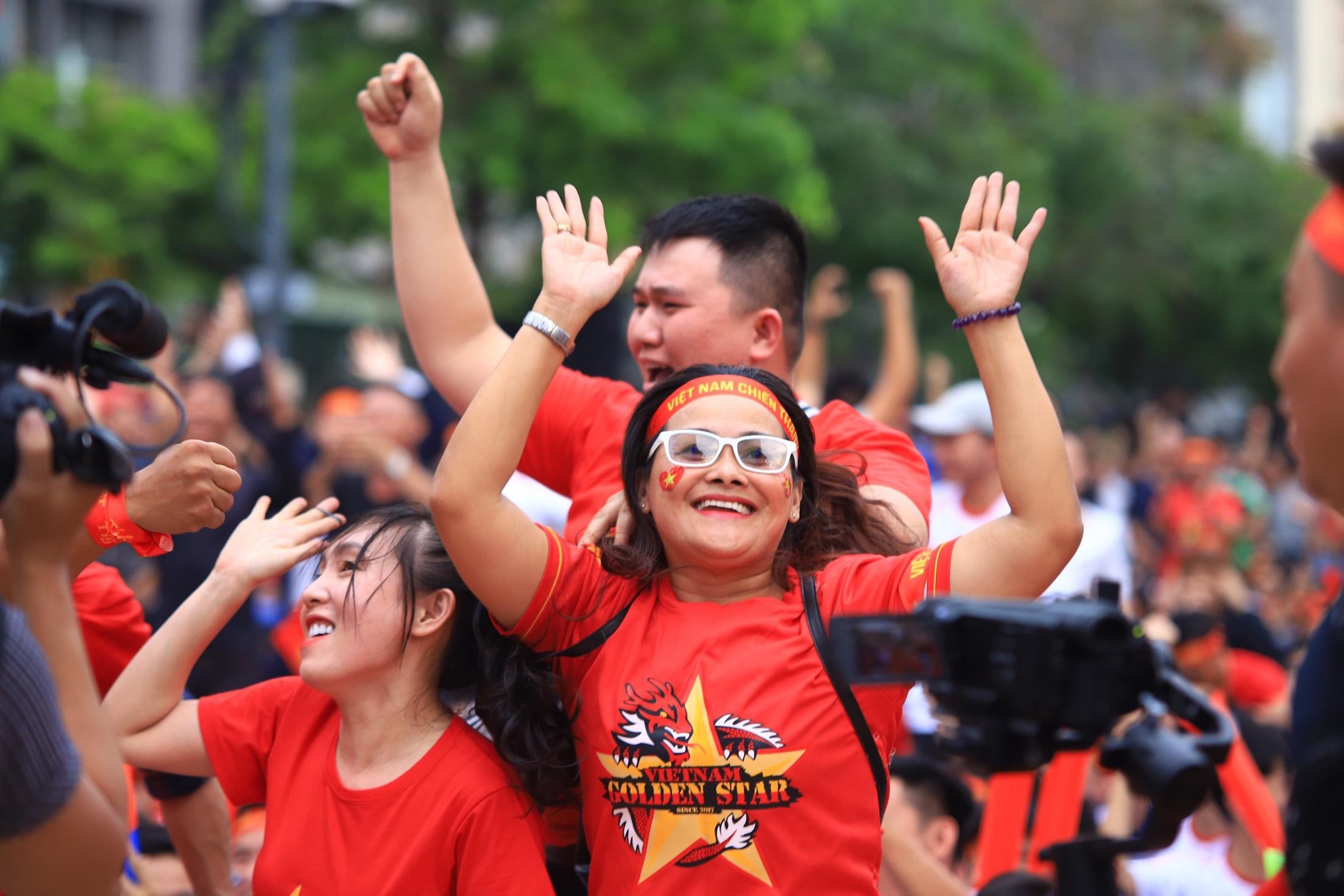 Cam xuc CDV o pho Nguyen Hue khi U22 VN san bang ty so voi Thai Lan hinh anh