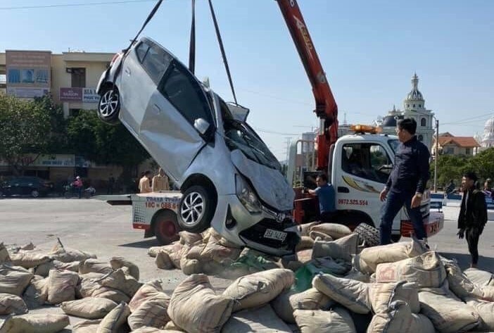 Oto tai cung hang chuc bao xi mang de chet tai xe xe con hinh anh