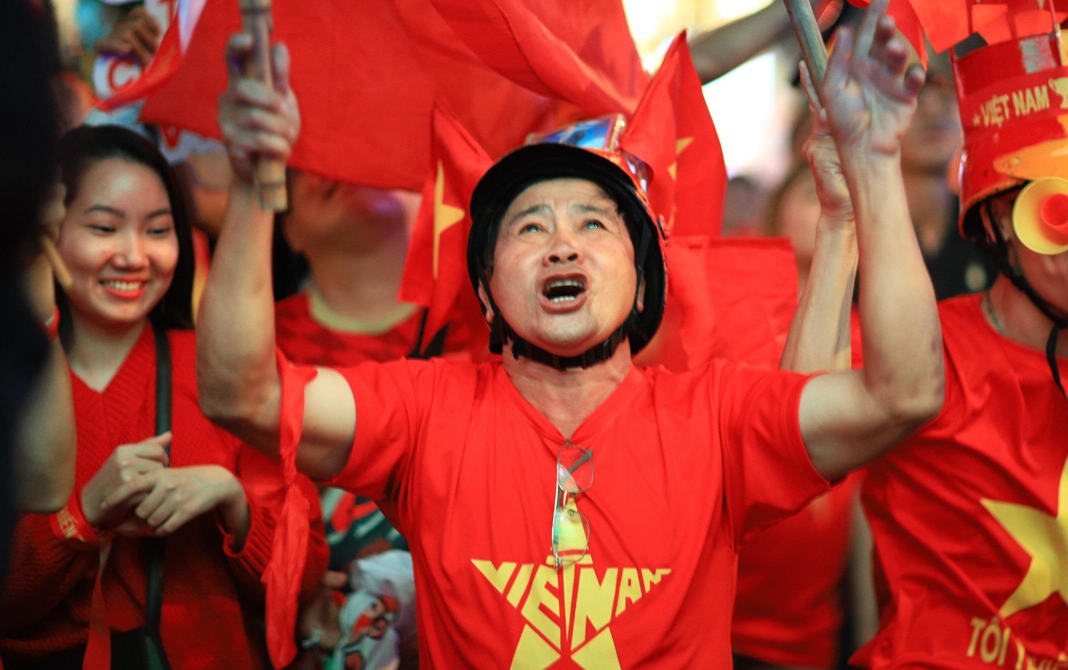 CDV quan 1 nhay mua khi U22 Viet Nam ghi lien tiep 3 ban thang hinh anh