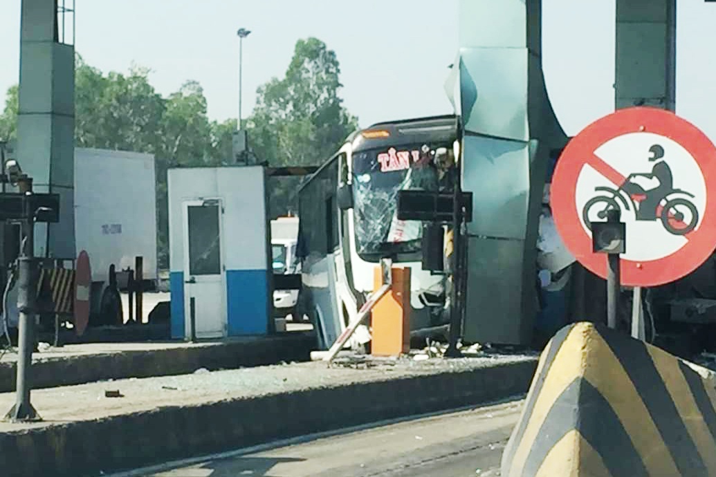 xe khách tông trạm thu phí ảnh 1 xe khach tong tram thu phi anh 1