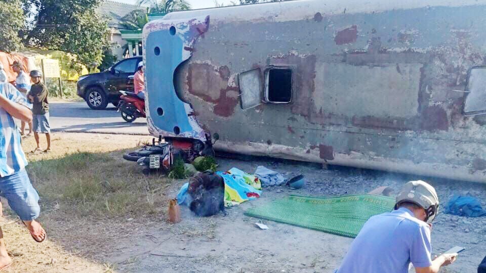 lat xe khach o Long An anh 1