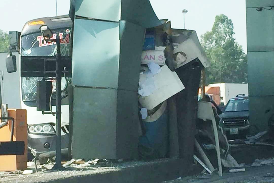 Xe khach tong tram thu phi cao toc Trung Luong, tai xe thoat chet hinh anh