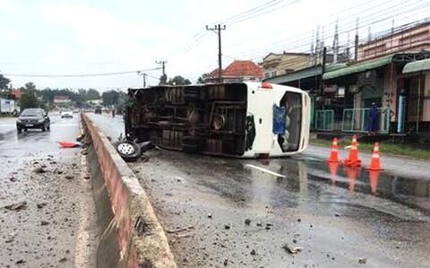 2 nguoi chet, 11 cong nhan bi thuong khi xe khach lat hinh anh