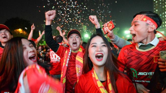Co dong vien TP.HCM an mung chien thang cua U22 Viet Nam hinh anh