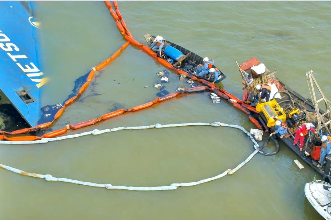 3 cong nhan mat tich khi vot tau hang chim tren song Long Tau hinh anh