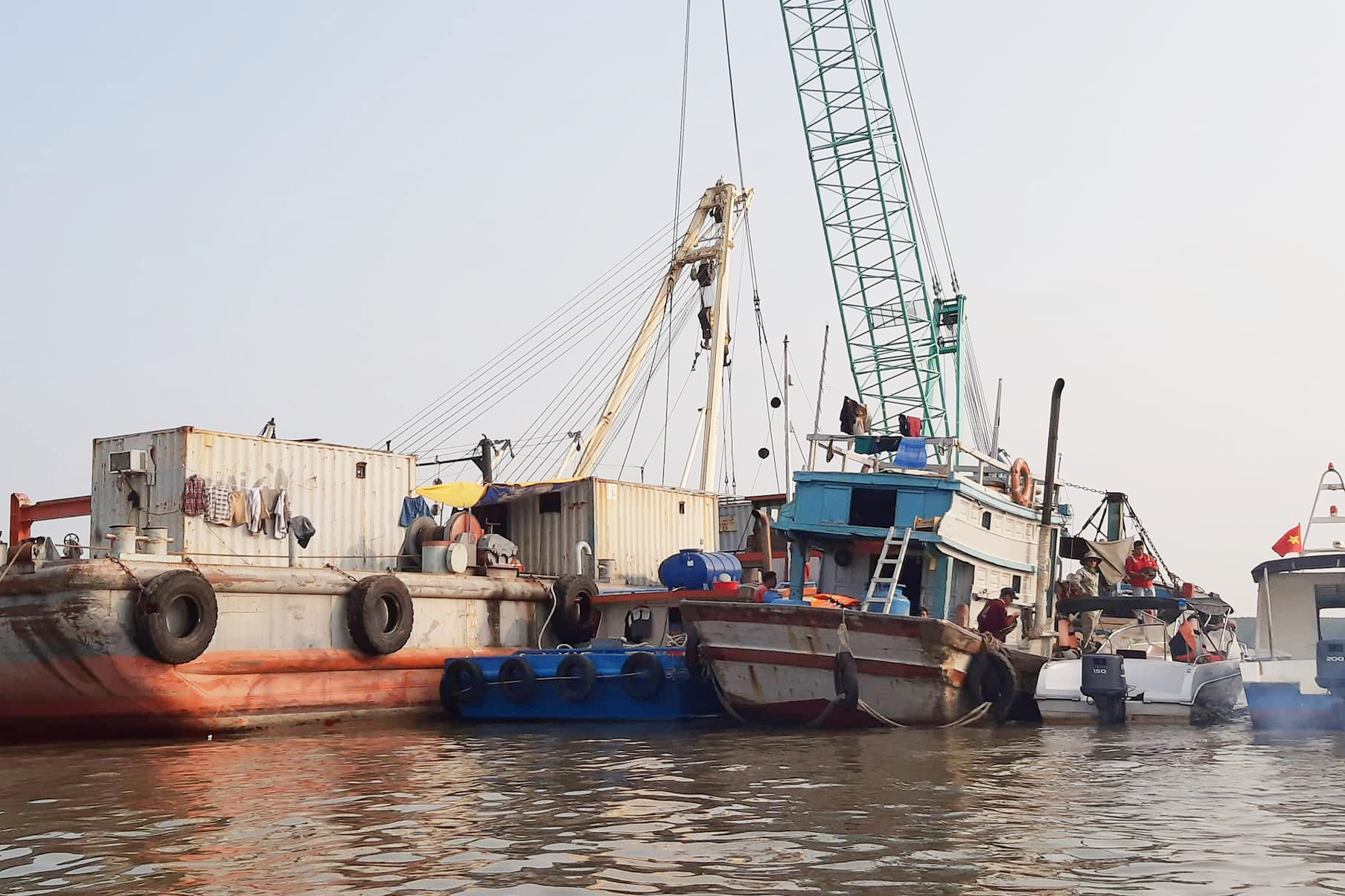 Tim thay thi the 2 tho lan mat tich tren song Long Tau hinh anh