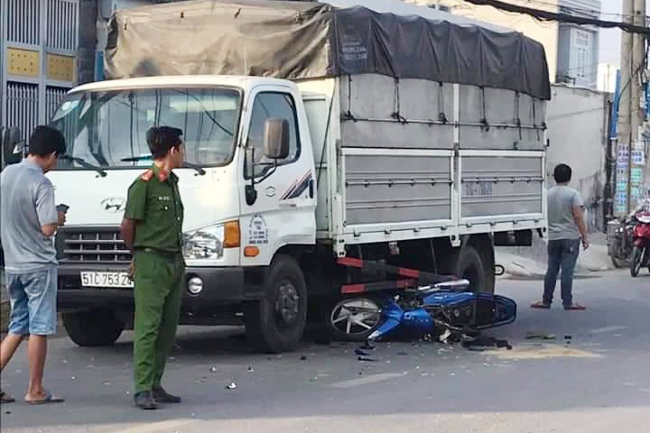 Bi giat dien thoai, hai cha con tong vao xe tai hinh anh