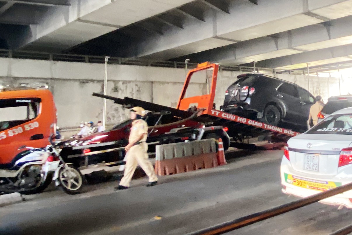 Oto tong dai phan cach, ham Thu Thiem ket xe nghiem trong hinh anh