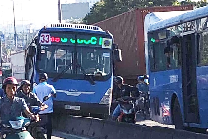 Xe buyt lao len dai phan cach, quoc lo 1 un tac 2 km hinh anh