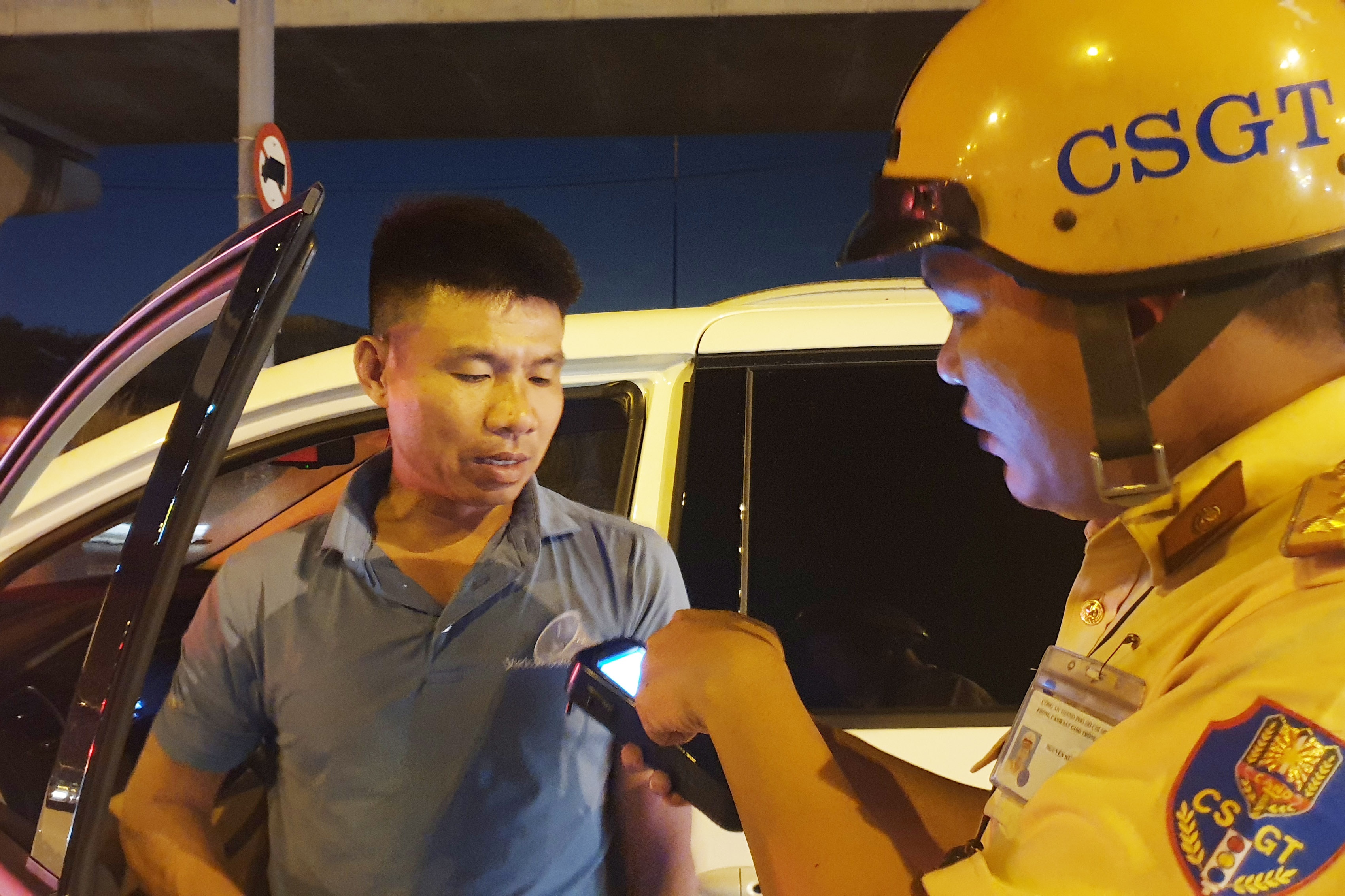 Tai xe vi pham nong do con o TP.HCM noi nhau mot ngay truoc hinh anh