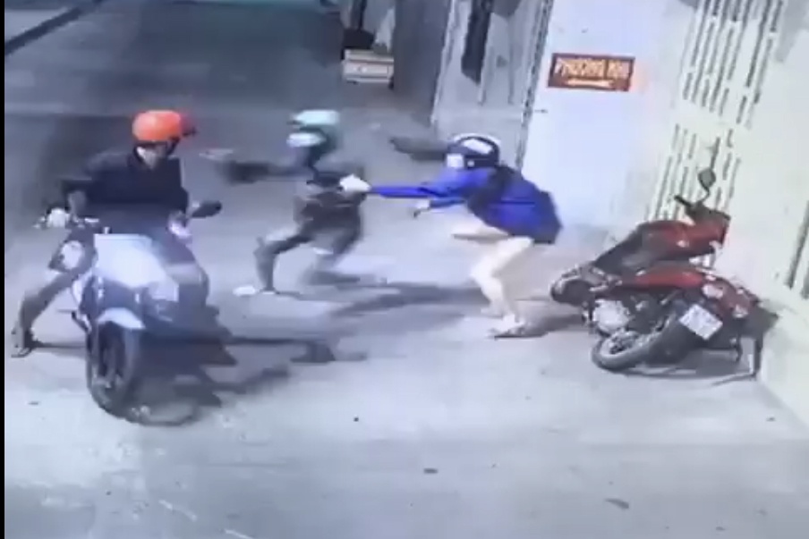 Camera ghi hinh 2 phu nu bi cuop tan cong trong dem o TP.HCM hinh anh