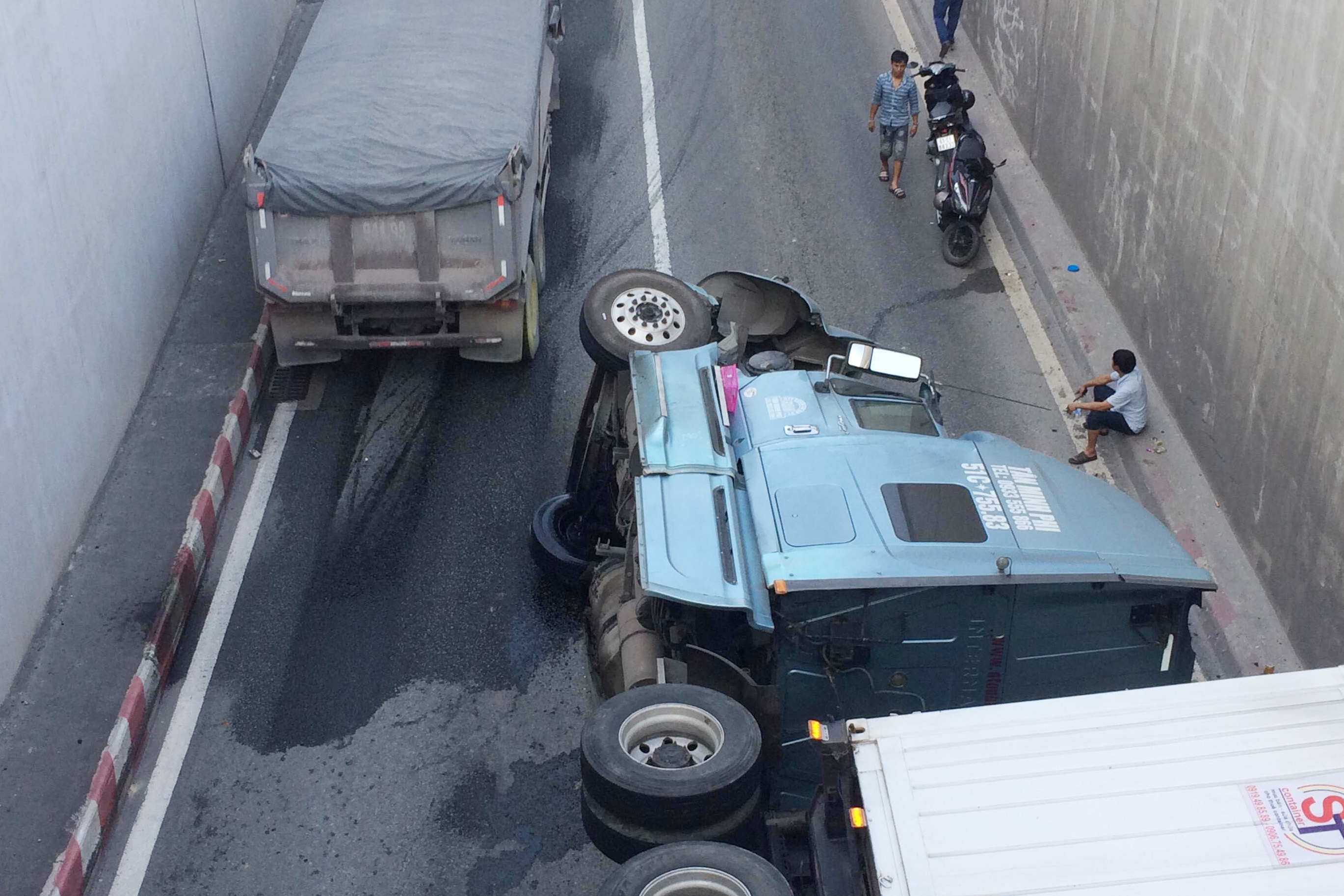 Xe container lat trong ham chui, quoc lo 1 un tac 3 km hinh anh