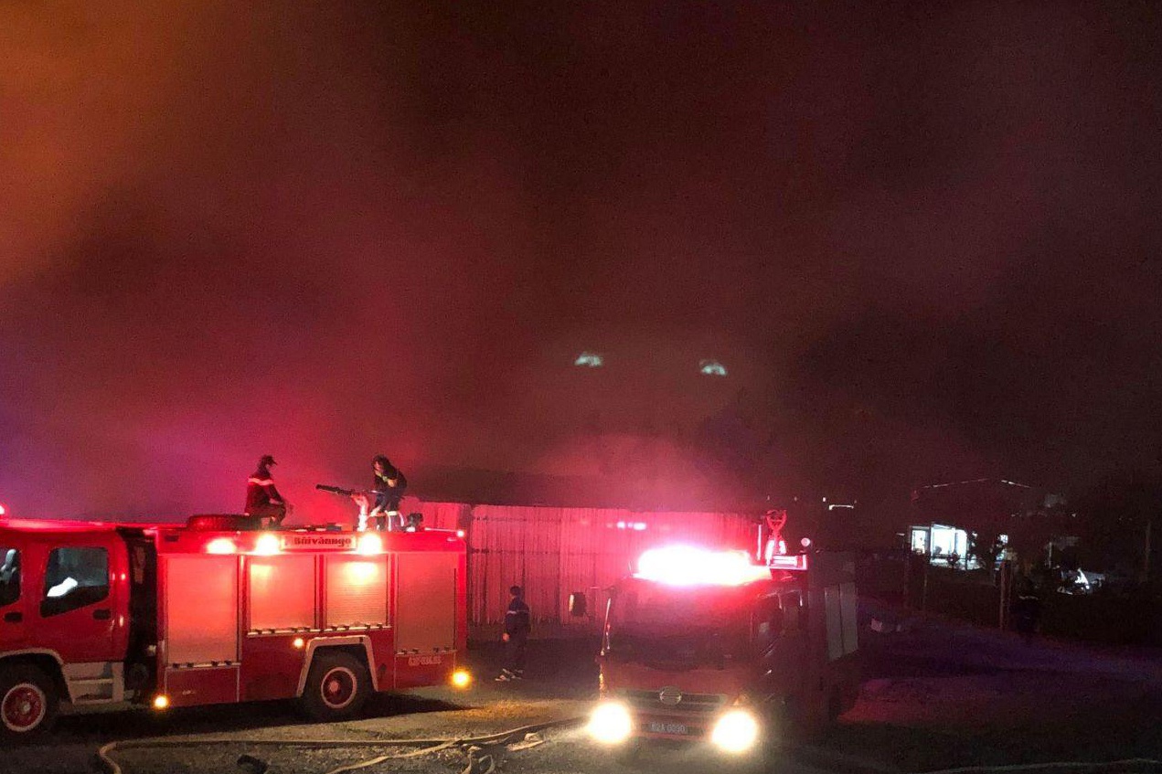 Chay nha xuong 4.000 m2, nguoi dan om tai san thao chay hinh anh