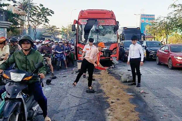 Xe Phuong Trang gay tai nan anh 1