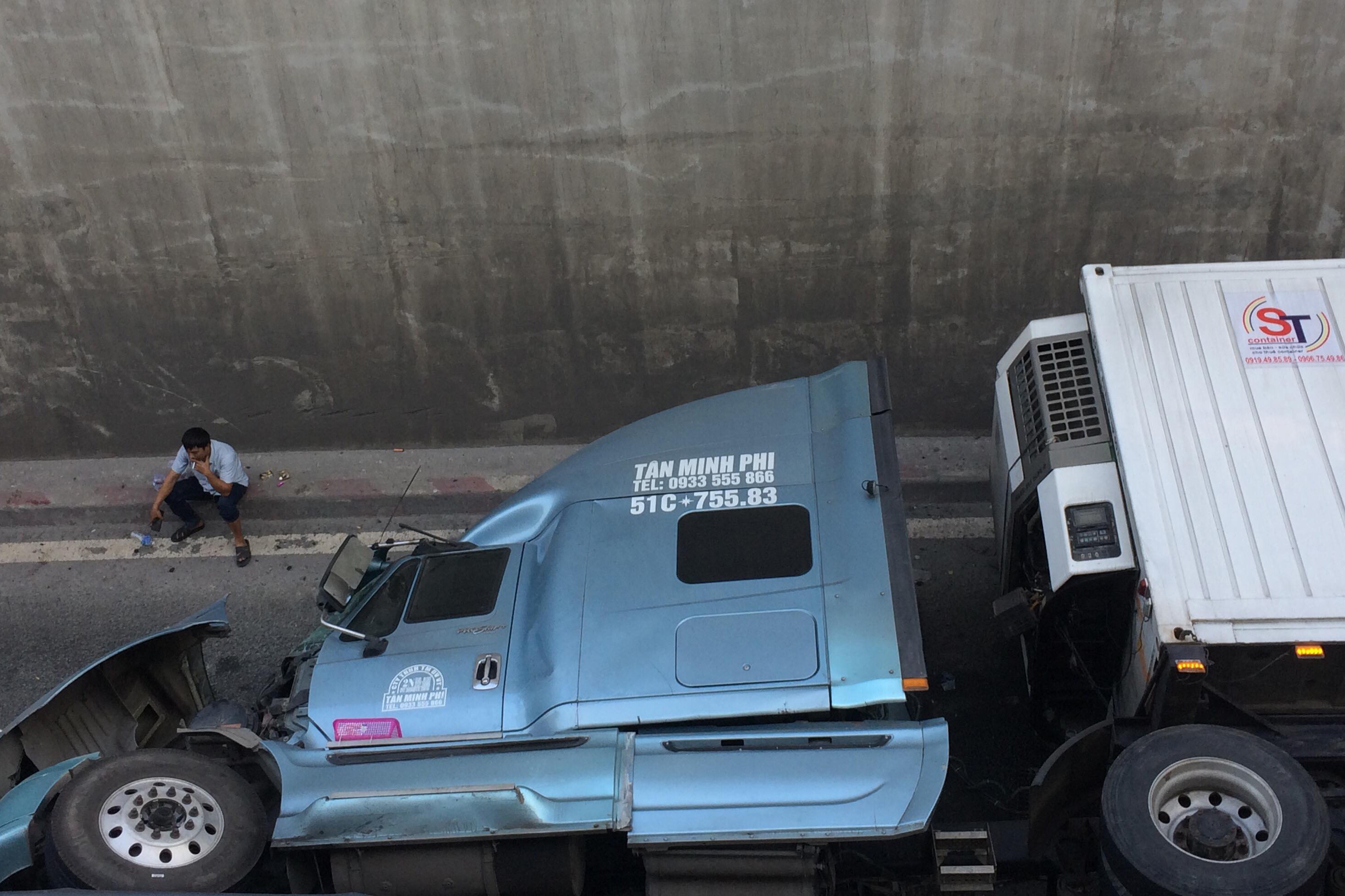 tai nan trong ham chui,  container bi lat,  ham chui nga tu vung tau,  tai nan giao thong,  TP Bien Hoa,  Dong Nai anh 1