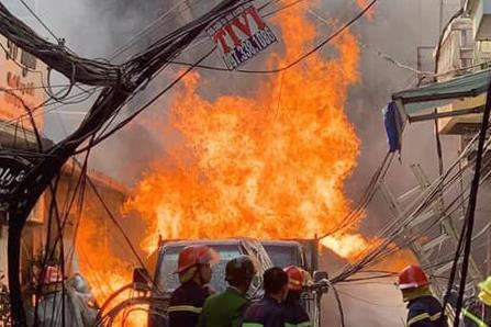 Can nha khong nguoi o boc chay, ca khu pho hoang loan hinh anh