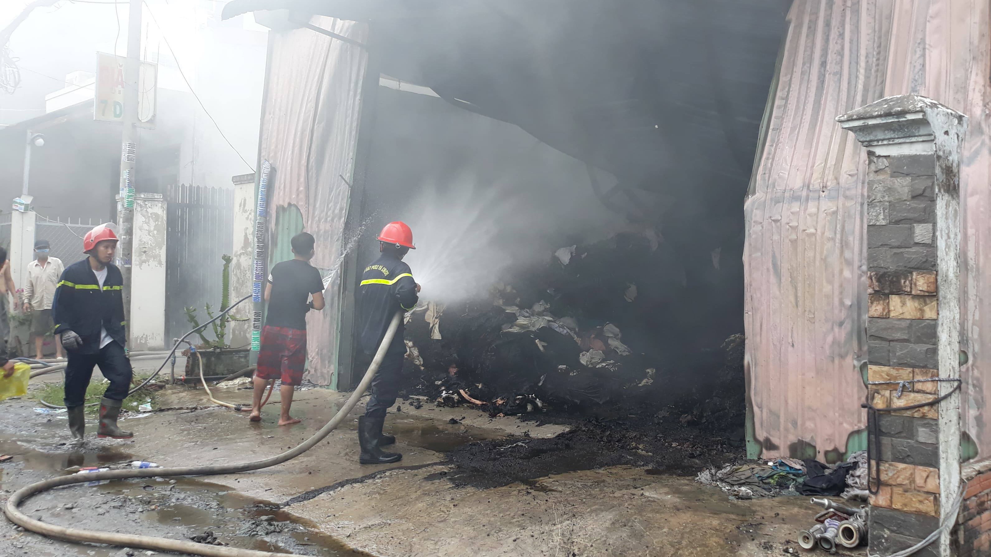 chay nha xuong,  chay xuong vai o hoc mon,  chay cong ty,  huyen Hoc Mon,  TP.HCM anh 1