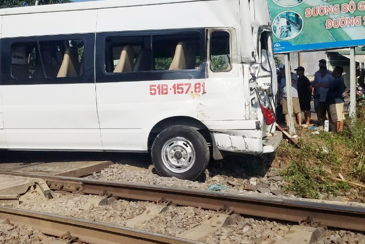 Tau lua tong oto, 5 nguoi bi thuong hinh anh