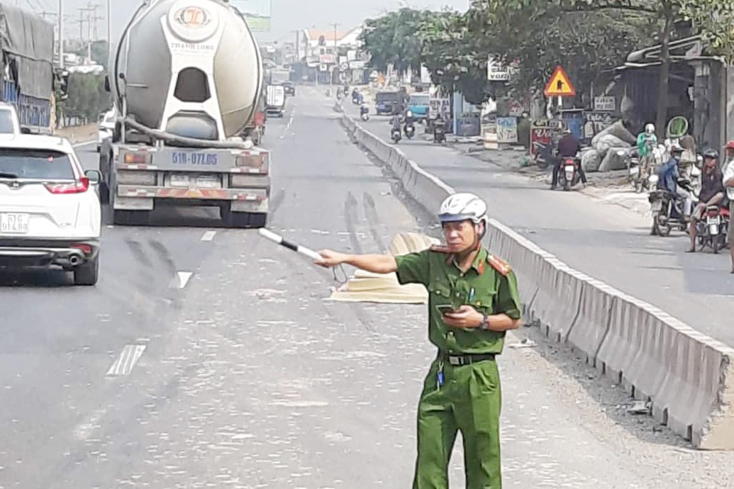 Chay xe may trong lan oto, nam thanh nien thiet mang tren quoc lo 51 hinh anh