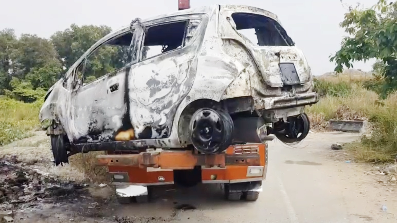 Nhan chung ke giay phut phat hien oto chay ngun ngut o quan 2 hinh anh