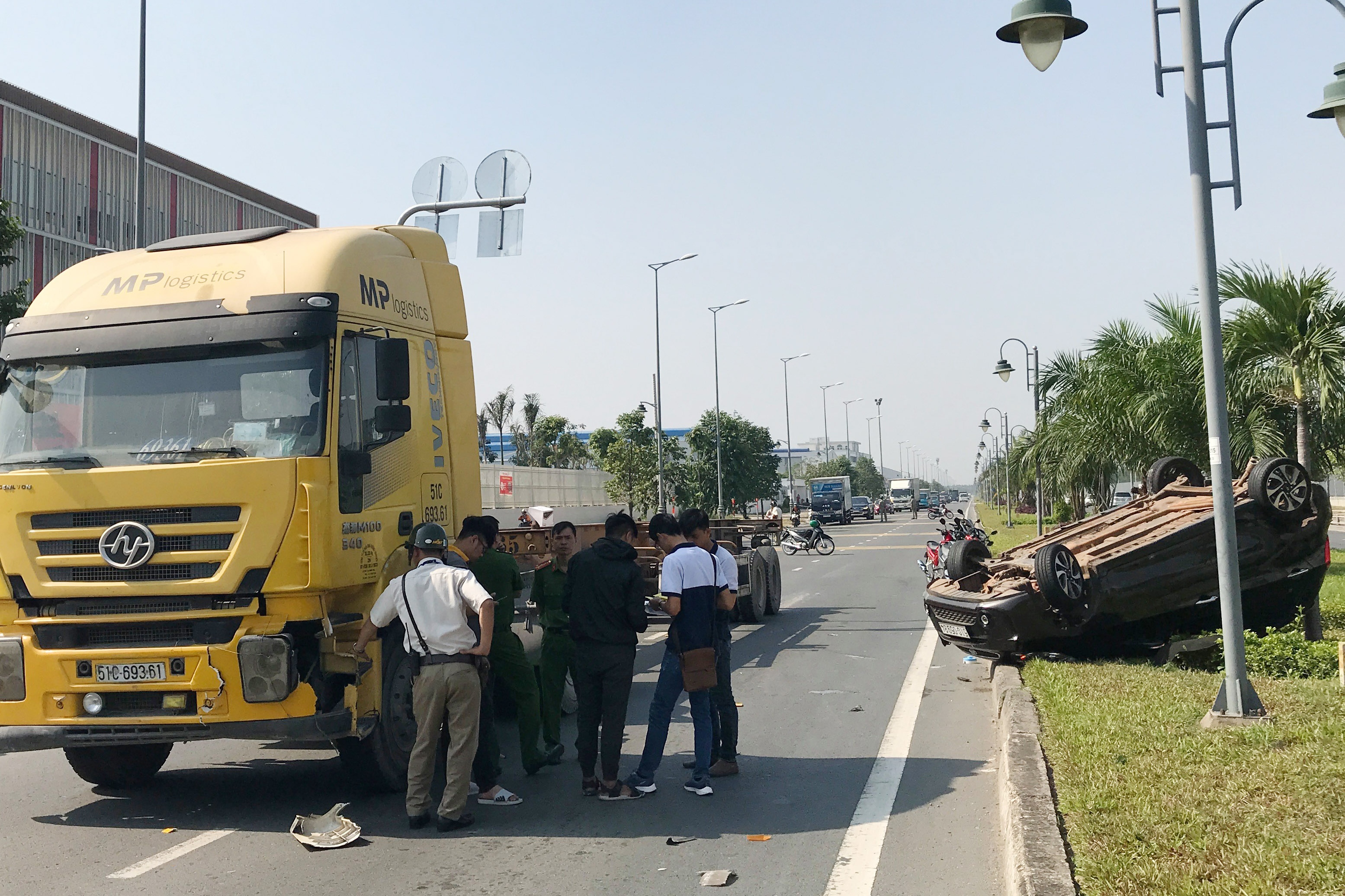 container tong oto con lat ngua anh 1