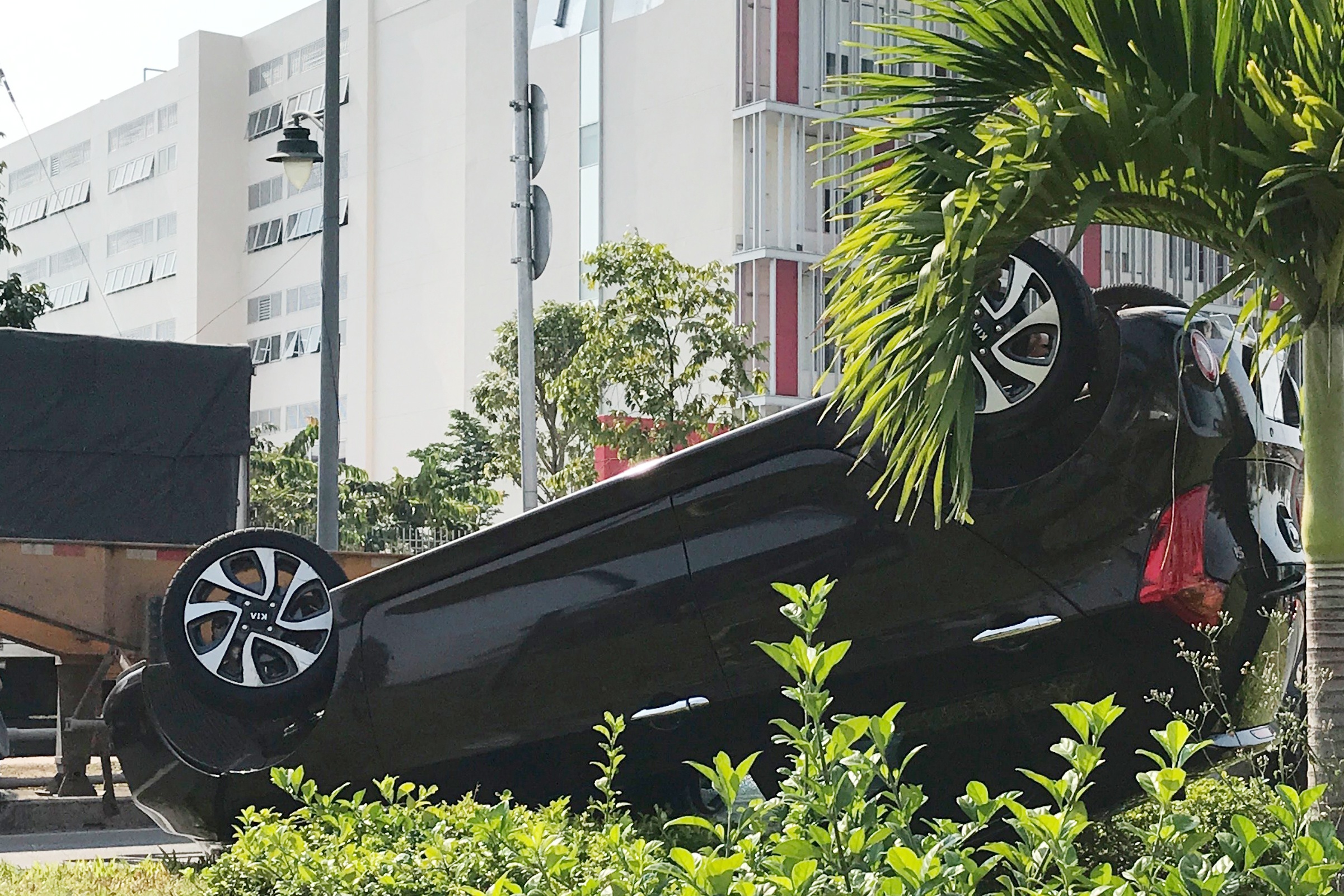 Oto con lat ngua sau va cham xe dau keo, hai nguoi thoat chet hinh anh