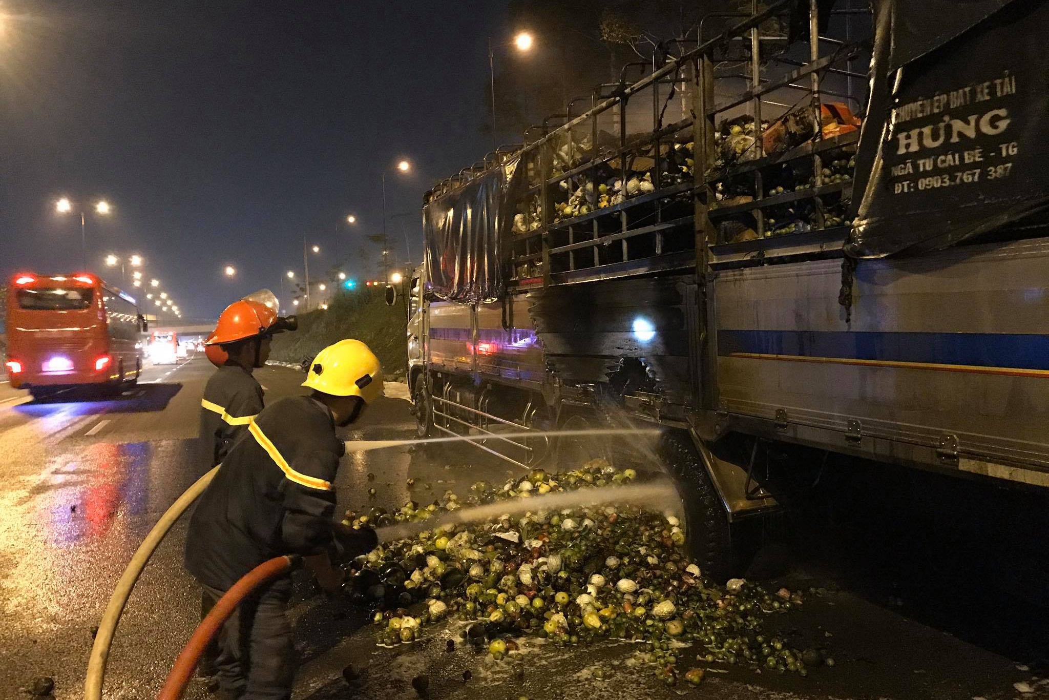 Xe tai boc chay tren Xa lo Ha Noi anh 1