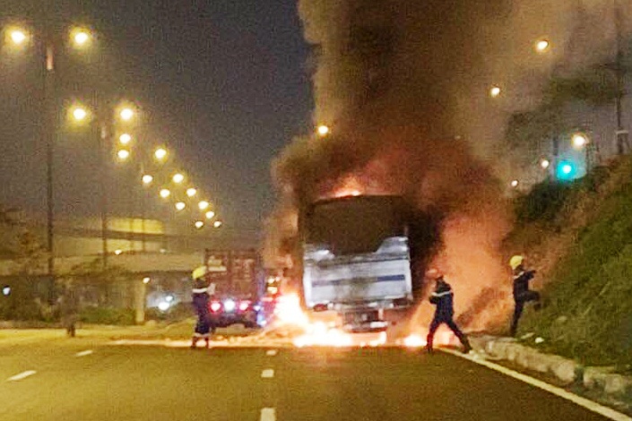 Xe tai cho trai cay boc chay trong dem o TP.HCM hinh anh