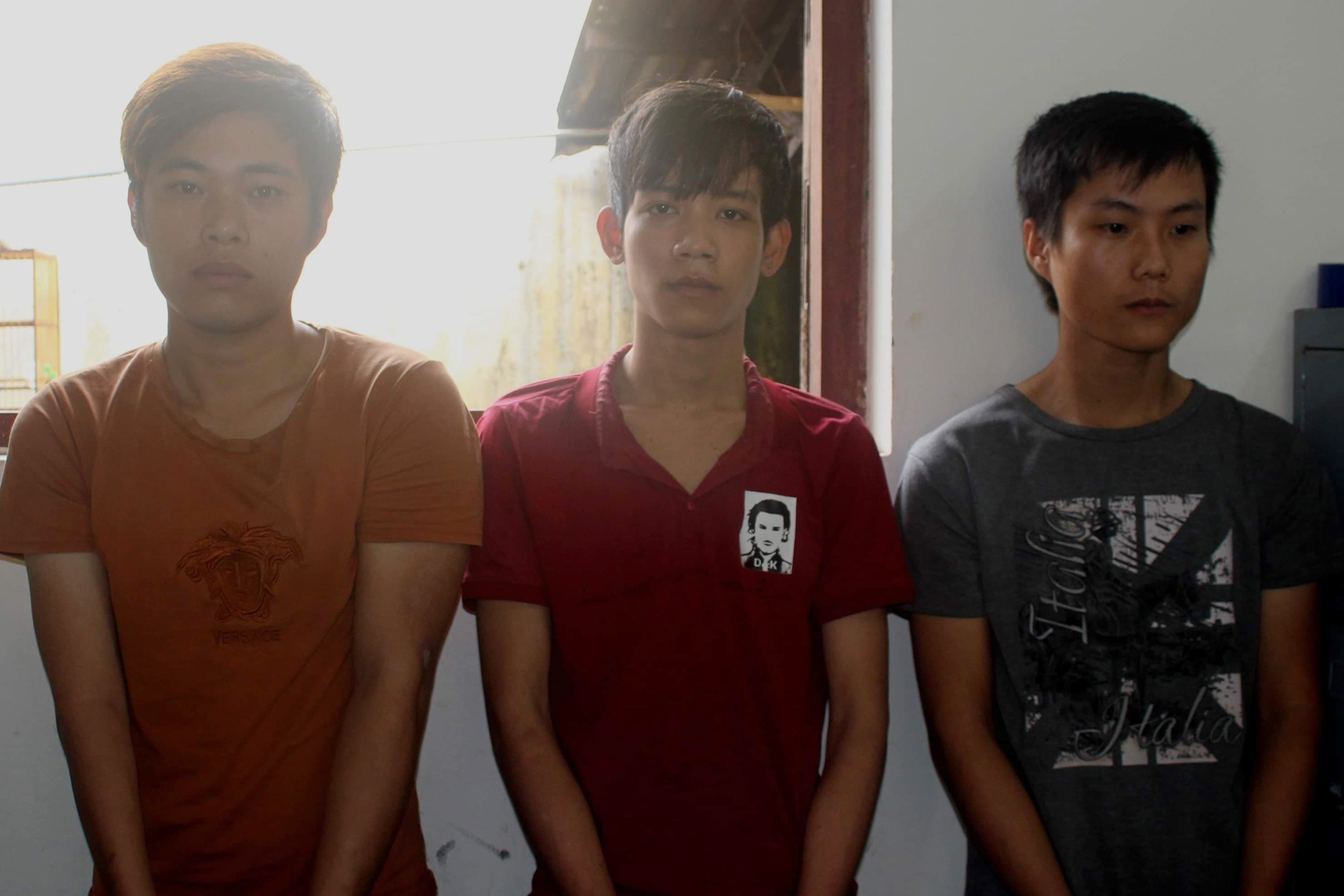 kề dao cướp điện thoại ảnh 1 ke dao cuop dien thoai anh 1