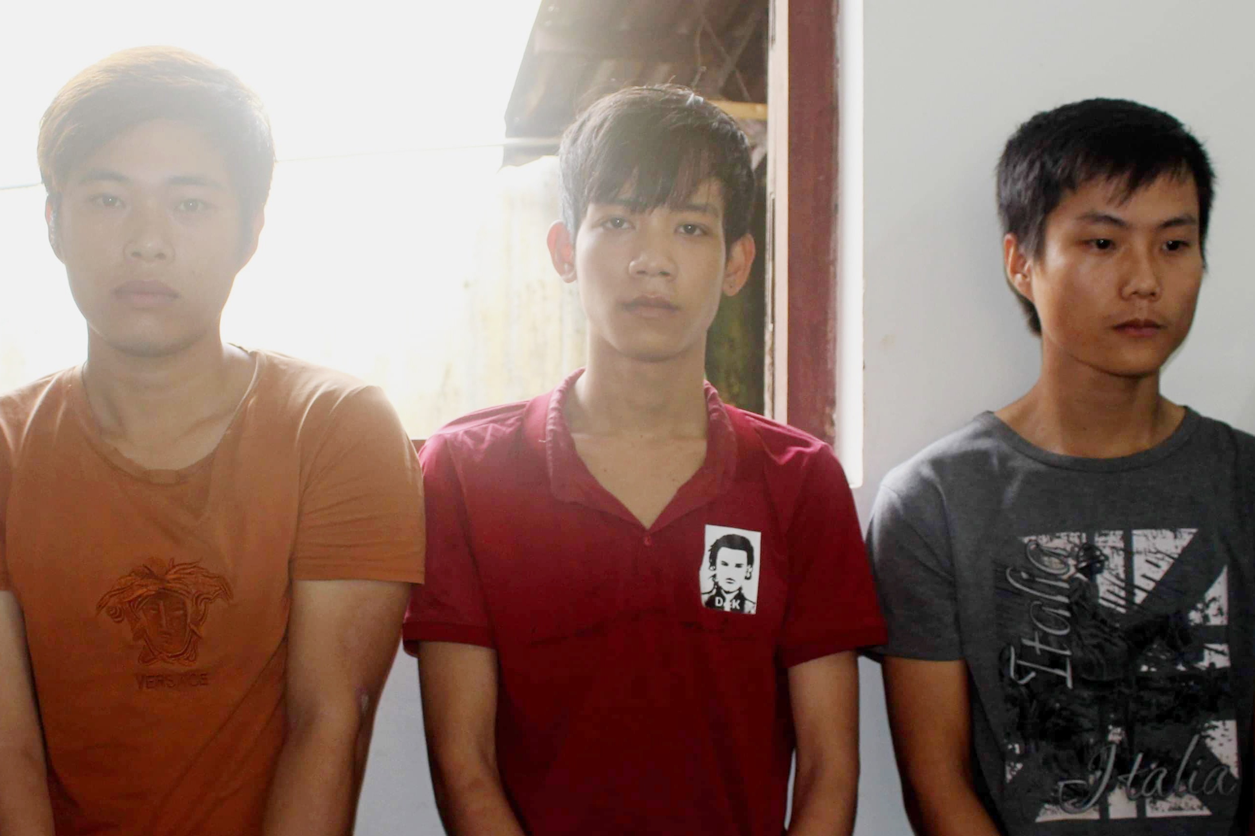 3 thanh nien cuop tai san cua doi nam nu tam su ven duong hinh anh