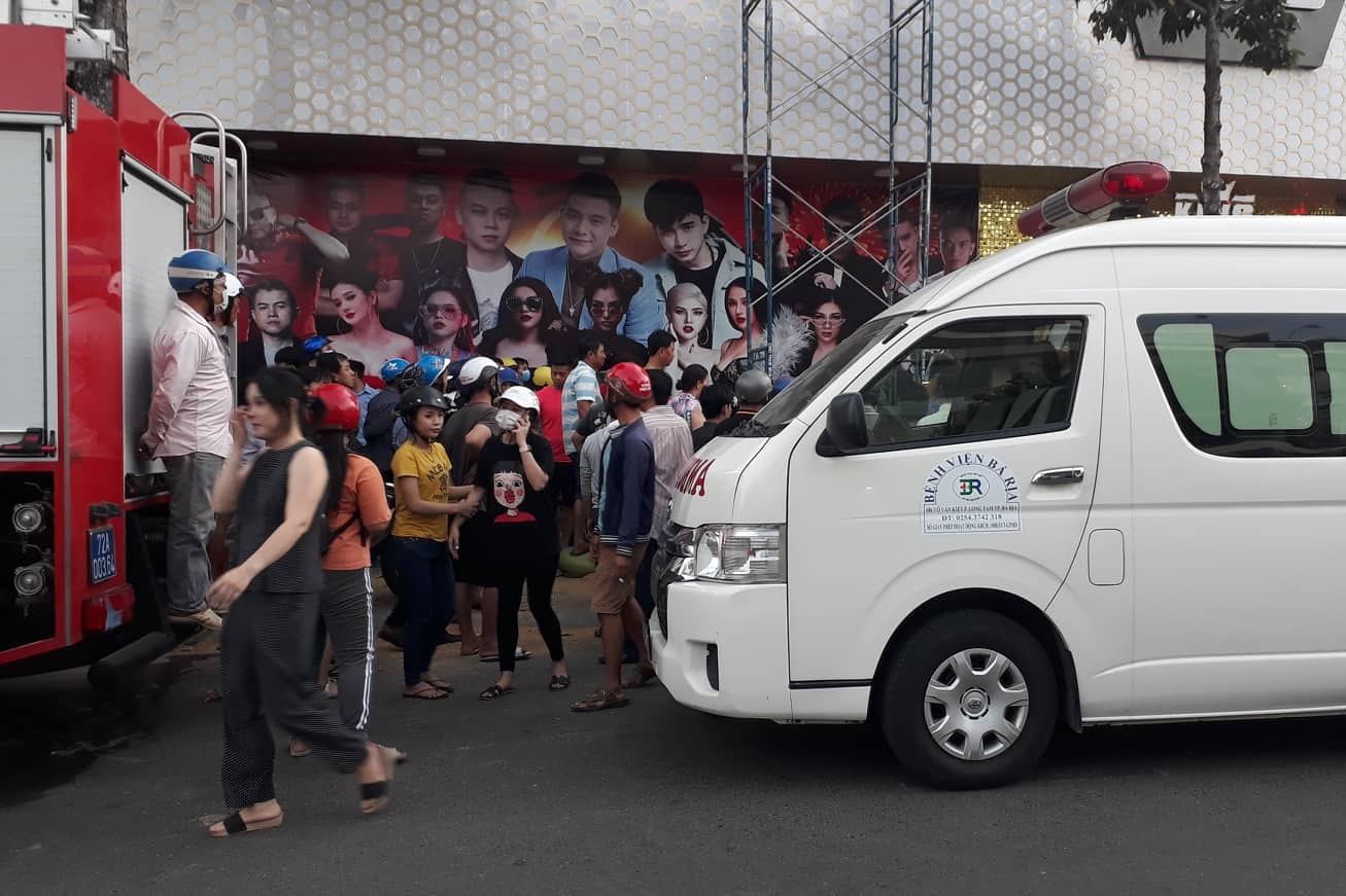 Nhieu nguoi ket trong vu truong King Night Club luc bi sap hinh anh