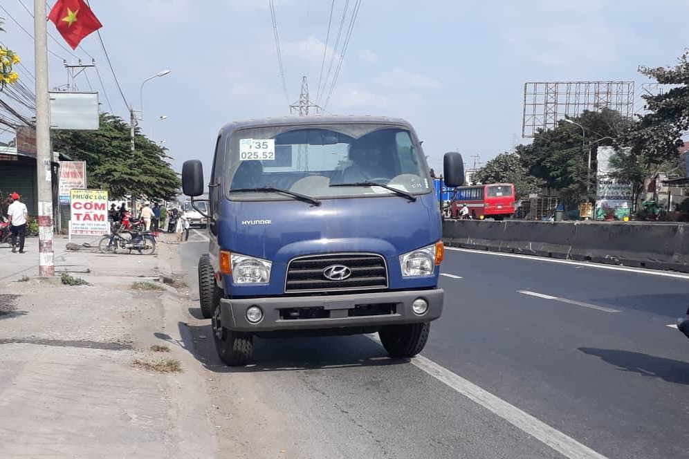 Xe tai khong bien so tong chet nguoi anh 1