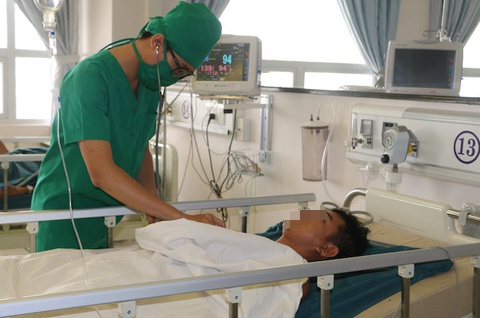 Mau thuan tren ban nhau, con dam cha nguy kich hinh anh